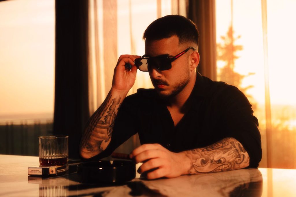 bad boy avec tatouages