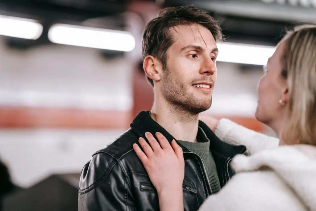 couple romantique partage une étreinte