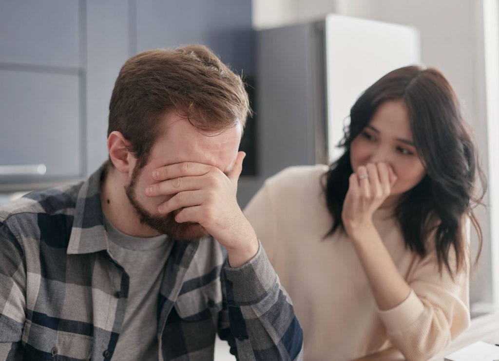 homme émotionnellement instable devant une femme