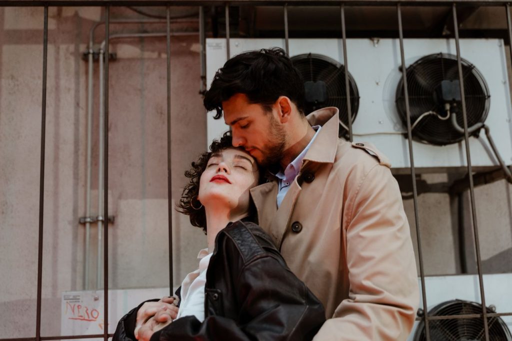 couple amoureux s'embrasse dans un moment romantique