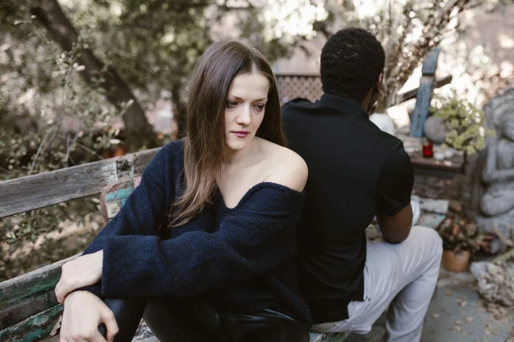 couple assis sur un banc apres un silence radio