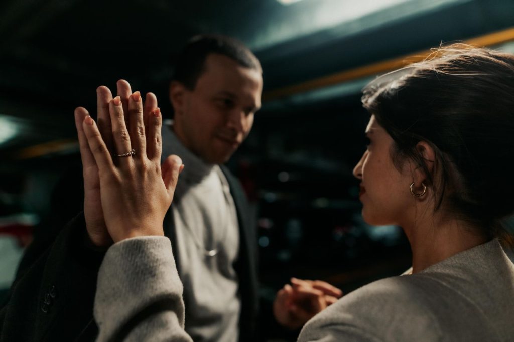 couple partageant un high-five intime soulignant l'affection