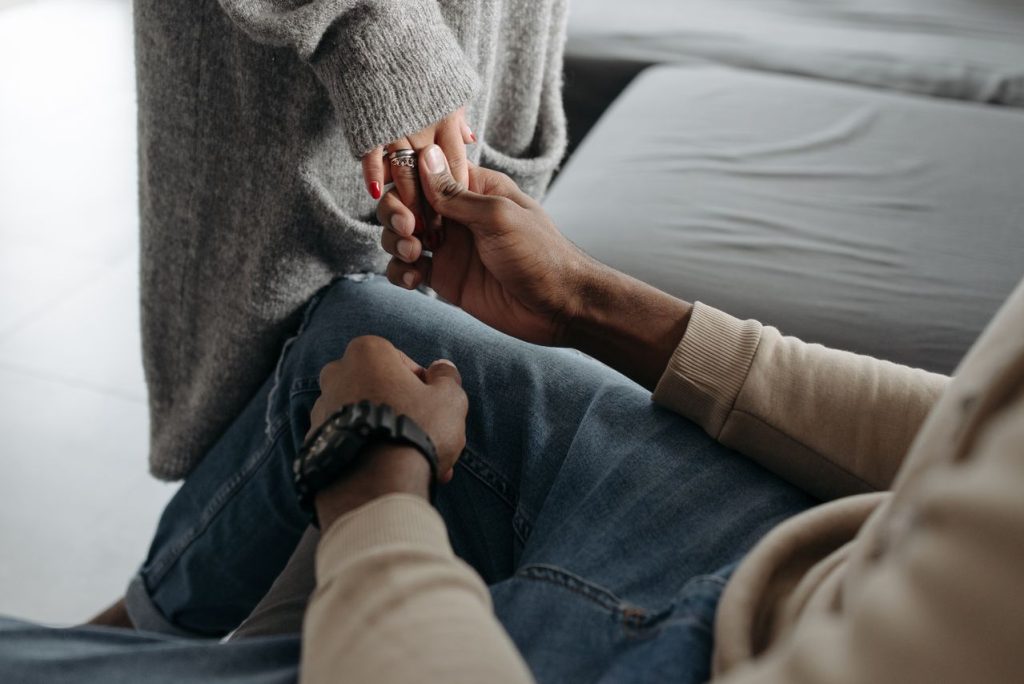 couple se tenant par la main symbolisant le confort