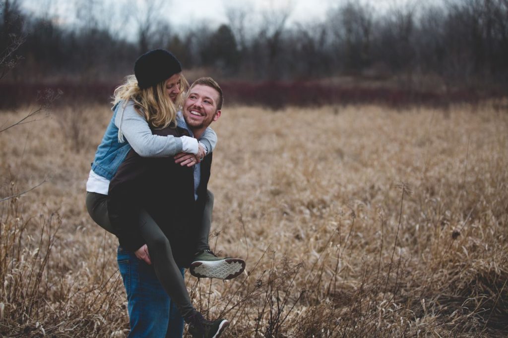 couple heureux profite d'un moment ludique