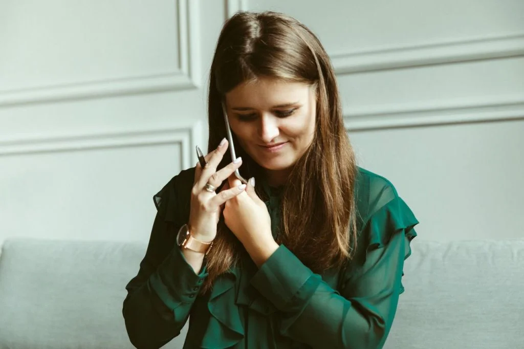 femme souriante au téléphone appelant un homme distant