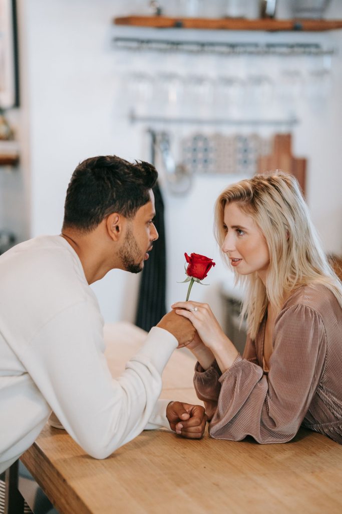 un couple aimant tient une rose
