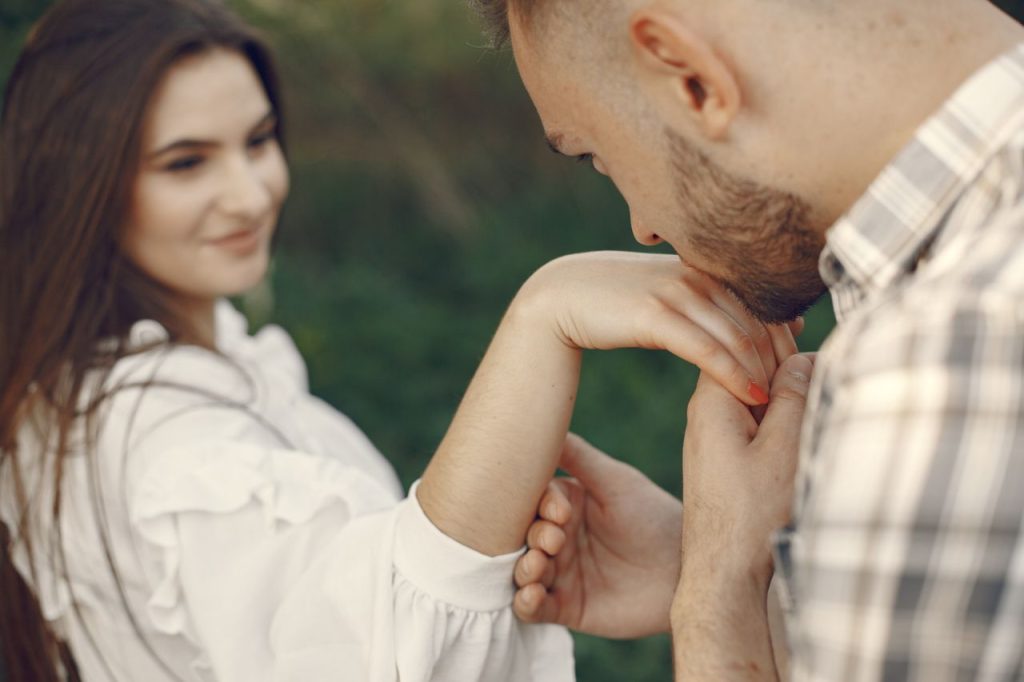 couple amoureux partage un moment tendre en plein air