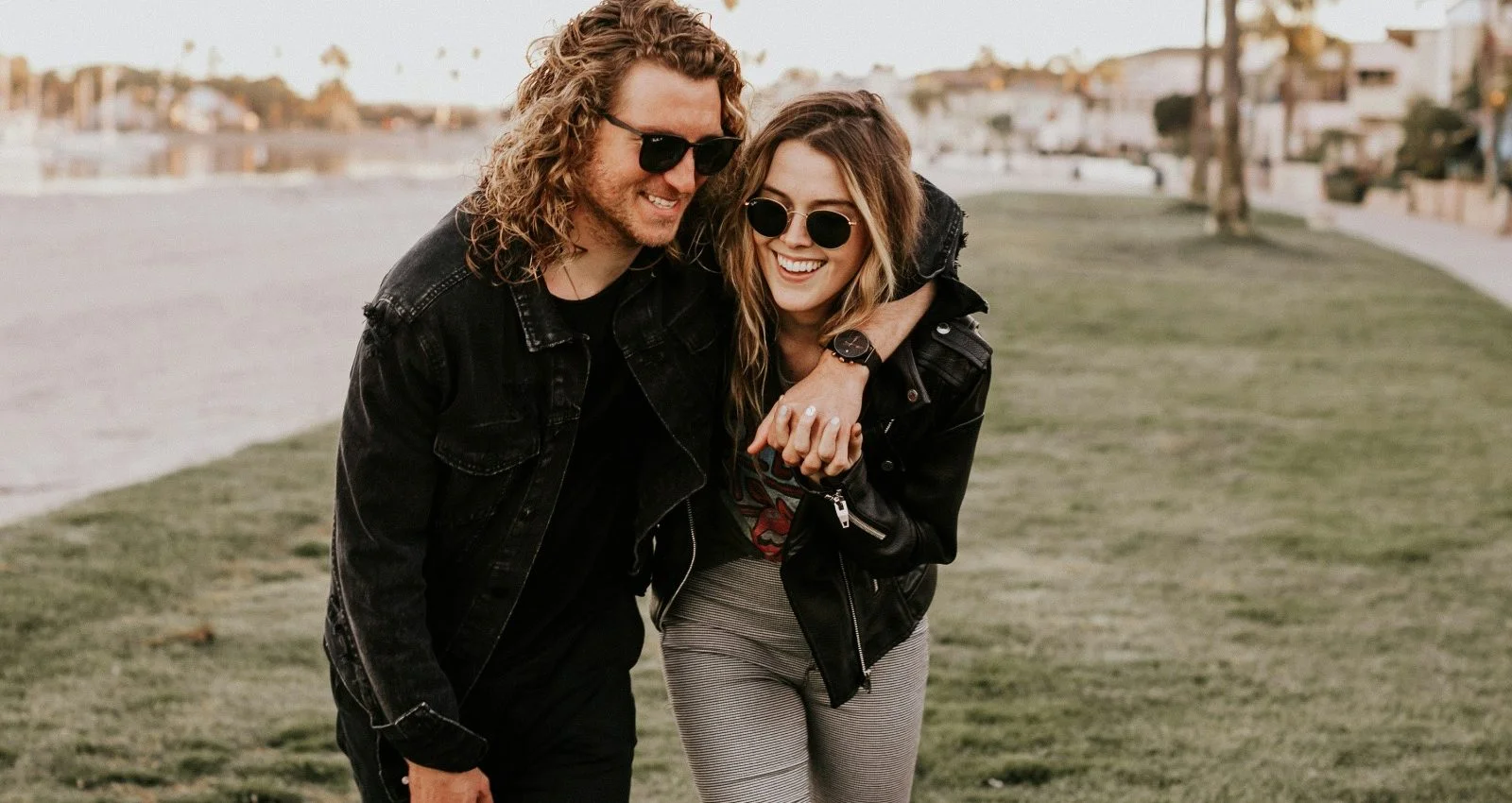 un couple heureux qui sourit