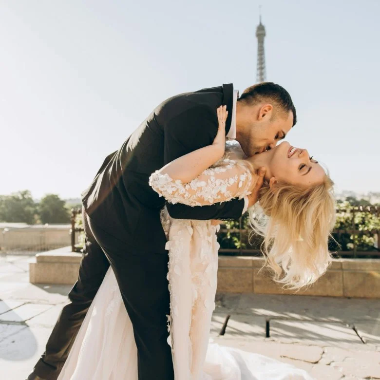 un couple marié heureux