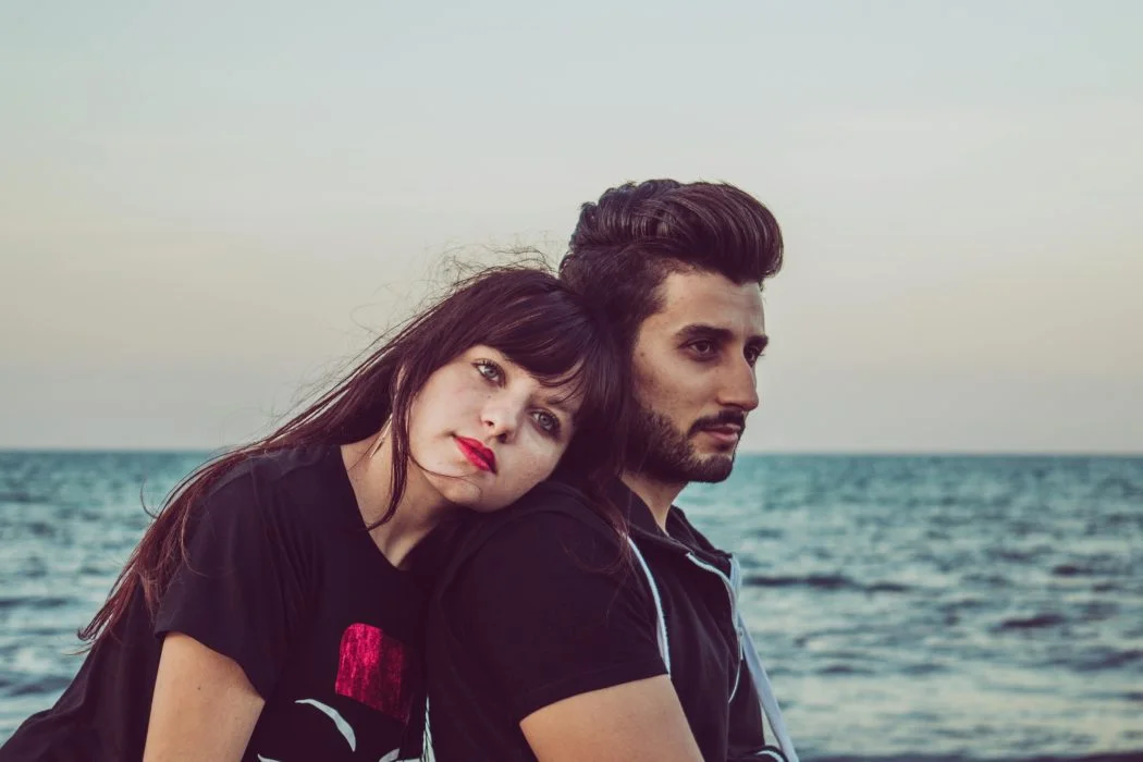Femme qui réfléchit à sa relation amoureuse